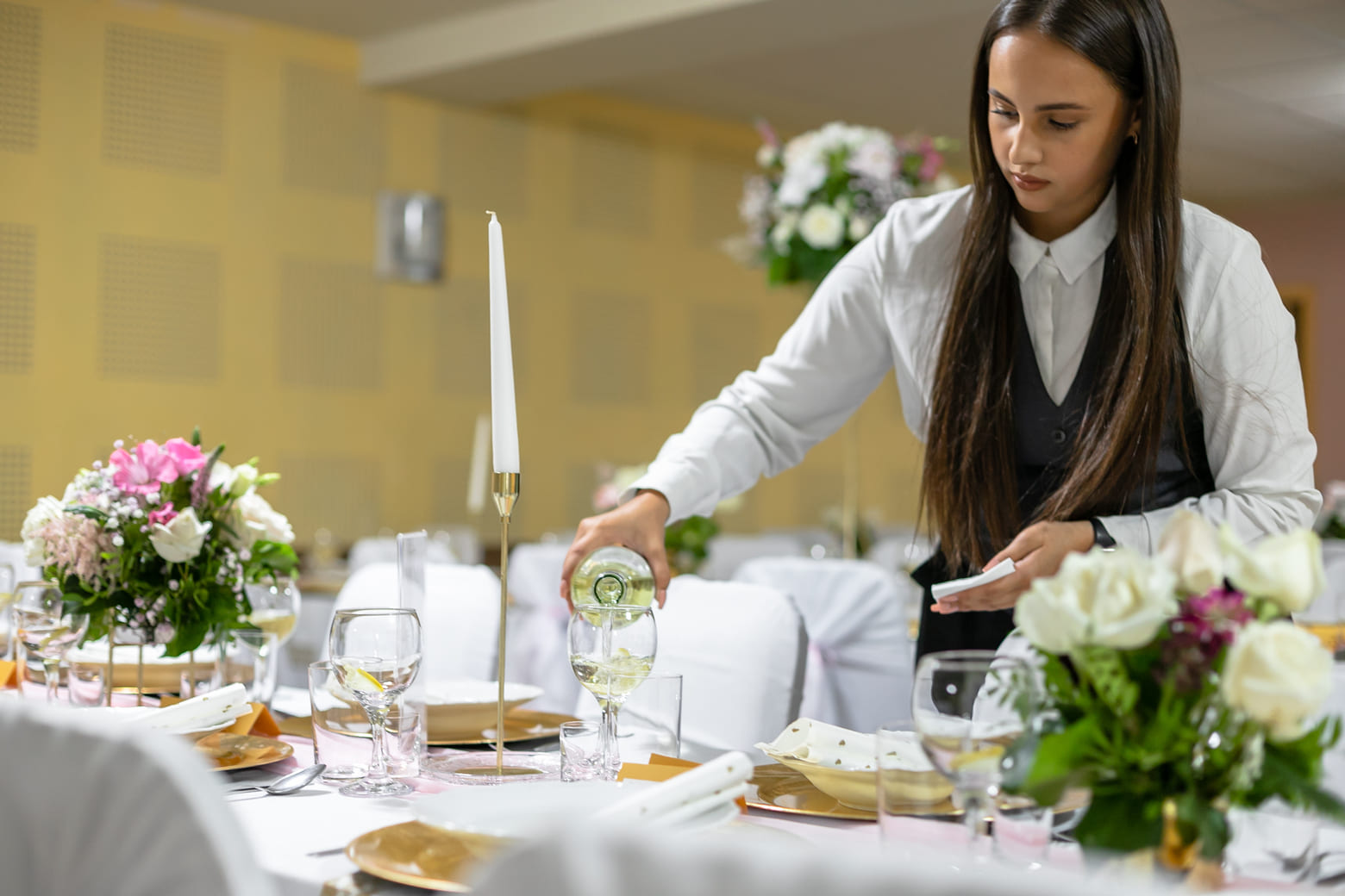 Premium catering svadba čašníčka stolovanie